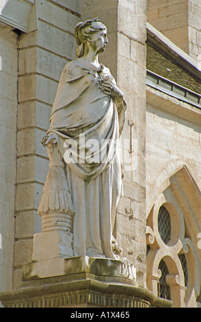 Statue stehen außerhalb der Basilika de Notre-Dame in der historischen alten Stadt von Dole Stockfoto