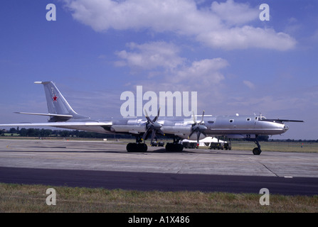 Russische Туполев Ту / 95 tragen große viermotorige Turboprop-angetriebene strategischen Bomber.   GAV 1069-3 Stockfoto