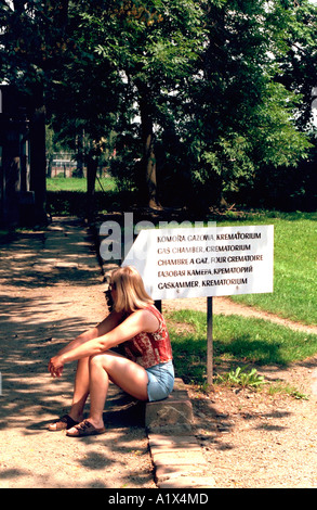 Frau 28 ruht auf Tour von Tod KZ Auschwitz-Birkenau. Auschwitz, Polen Stockfoto