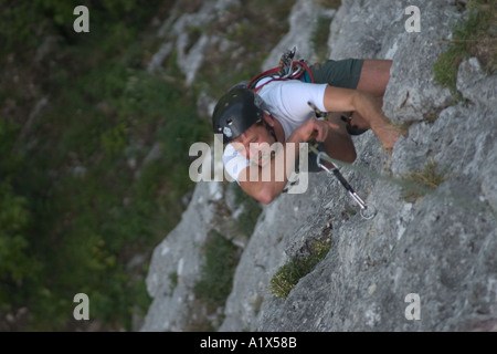 junger Mann hatte Probleme, eine harte Strecke Sigmaringen Donau Tal Baden Württemberg Deutschland Europa Herr Nr 0014 Klettern Stockfoto