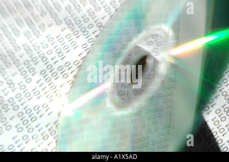 Binäre Codes und cd Rom CD Computer mit gesättigte Farbe Schatten Stockfoto