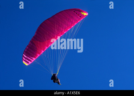 Gleitschirm in den Himmel Stockfoto