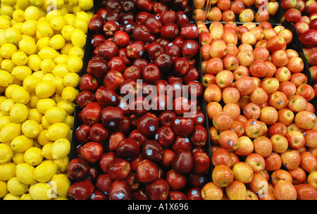 Äpfel rot gelb und Grün in einem Supermarkt Markt Geschäft produzieren Abteilung Stockfoto