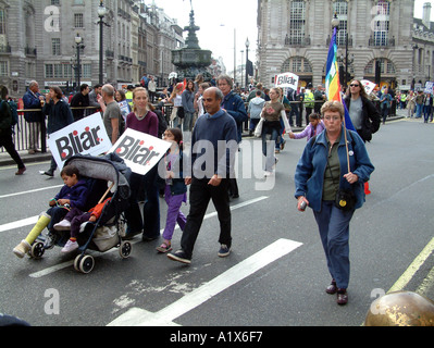 Anti-Krieg-Demonstration in der Nähe von Eros Piccadilly Circus London England UK Stockfoto