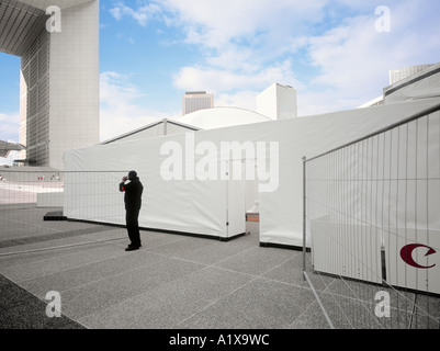 Sicherheit-Person, die eine Pause auf einer Messe in La Défense, Paris, Frankreich. Stockfoto