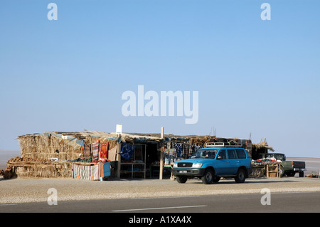 Souvenirs-Stand am Straßenrand Damm überqueren Chott el Jerid See in Tunesien Stockfoto