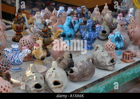 Keramik-Souvenirs-Stall am Straßenrand Damm überqueren Chott el Jerid See in Tunesien Stockfoto