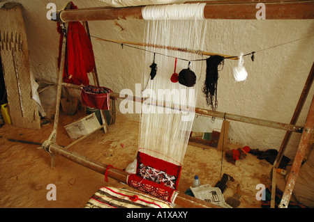 Maschine zur Herstellung von Teppichen im Inneren des Hauses Troglodytes in der Nähe von Matmata Stadt in Tunesien Stockfoto