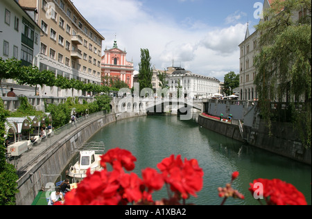 Die Franziskanerkirche auf Preseren s Square und die drei Brücken durch den Fluss Ljubljana in Ljubljana Slowenien Stockfoto