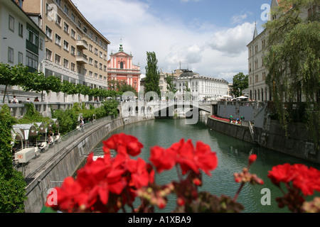 Die Franziskanerkirche auf Preseren s Square und die drei Brücken durch den Fluss Ljubljana in Ljubljana Slowenien Stockfoto