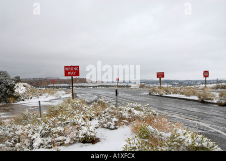 Warnzeichen auf der Interstate 70 an einem kalten schneereichen Wintertag, Utah, USA Stockfoto