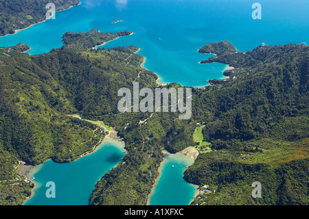 Wasserfall Bay L Mistletoe Bay R und Kenepuru Sound Top Marlborough Sounds Südinsel Neuseeland-Antenne Stockfoto