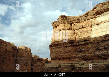 Felsen in Tamerza Oase, Tunesien Stockfoto