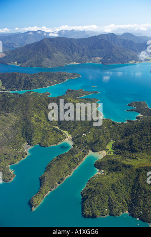 Wasserfall Bay L Mistletoe Bay R und Kenepuru Sound Top Marlborough Sounds Südinsel Neuseeland-Antenne Stockfoto