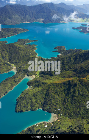 Waterfall Bay (ganz links) und Mistel Bay (links), Zaun Bay (unten) und Kenepuru Sound (oben), Marlborough Sounds, South Islan Stockfoto