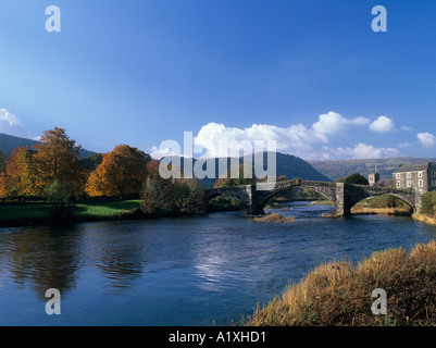 Flusses Conwy und Pont Fawr gewölbte Steinbrücke 1636 im Herbst Romanum Conwy North Wales UK Stockfoto