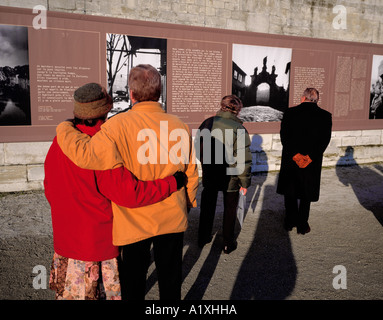 Besucher dieser Seite einer externen Ausstellung im Jardin des Tuileries, Paris, Frankreich. Stockfoto