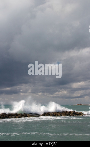 Gewitterwolken und wilde weiße Pferde heraus zum Meer in Paphos, Zypern, die Insel der Liebe Stockfoto