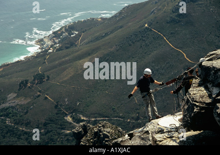 Vorbereitung zum Abseilen vom Tafelberg in der Nähe von oberen Seilbahnstation mit Küste unter Kapstadt Western Cape in Südafrika Stockfoto