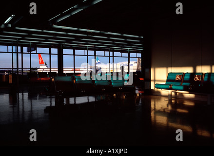 Flugzeuge der Air Malta und Corsair warten am Gate des Flughafens Orly, Paris. Stockfoto