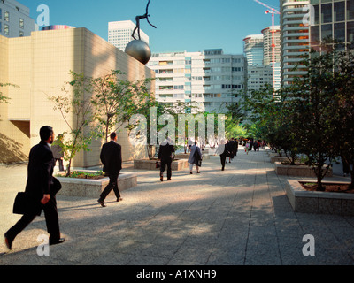 Ein weiterer Arbeitstag, La Défense, Paris (mittlere Filmgrain ist sichtbar). Stockfoto