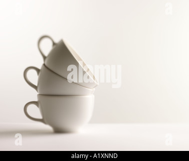 drei Kaffeetassen China in einem Stapel mit der weichen Seite Licht auf einen weißen Hintergrund Ausschnitt Stockfoto