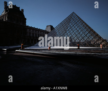 "Louvre" Museum und Glas Pyramide von Sino-amerikanischen Architekten Pei entworfen. Stockfoto