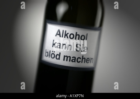 Flasche mit Alkohol-Warnung Stockfoto