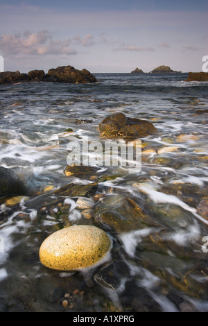 Eiförmigen Kiesel am Ufer Priester Cove in Cape Cornwall, Cornwall Stockfoto