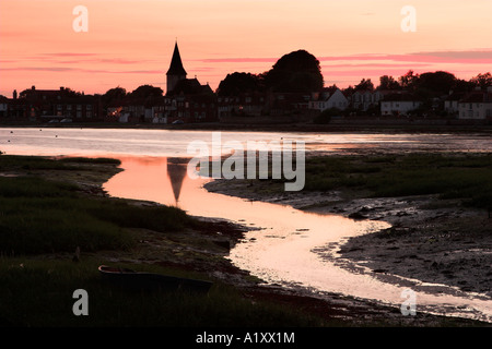 Sonnenuntergang legt das alte Dorf und die Kirche in Kontur, Bosham, West Sussex Stockfoto