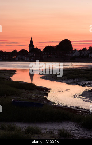 Sonnenuntergang legt das alte Dorf und die Kirche in Kontur, Bosham, West Sussex Stockfoto