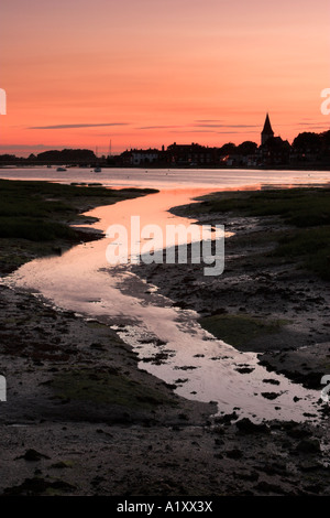 Sonnenuntergang legt das alte Dorf und die Kirche in Kontur, Bosham, West Sussex Stockfoto