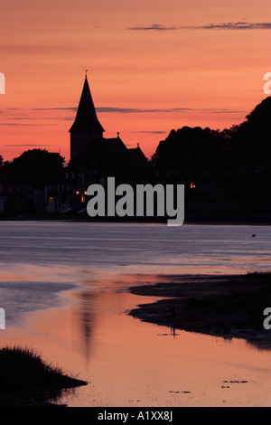 Sonnenuntergang legt das alte Dorf und die Kirche in Kontur, Bosham, West Sussex Stockfoto