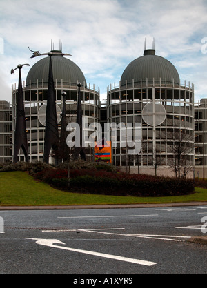 Zwei Türme und Metall Stuctures, McArthur Glen, Fußgängerzone, shopping mall, Livingston, West Lothian, Schottland, UK, G B Stockfoto