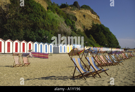 Strandhütten und Liegestühle am Strand am See Isle Of Wight England UK Stockfoto