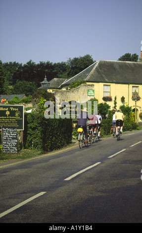 Radfahren entlang der Hauptstraße bei Godshill auf der Isle Of Wight England UK Stockfoto