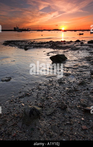 Sonnenuntergang über dem Fluss ducken, Burnham-auf-Crouch, Essex Stockfoto