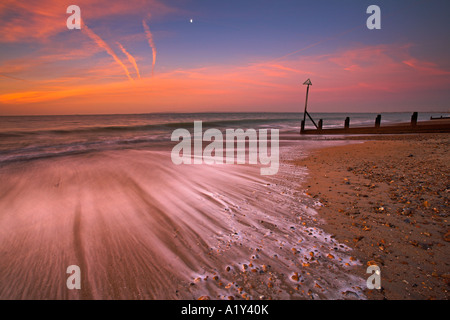 Steigenden Flut am Strand von Hayling Island, Hampshire, England Stockfoto