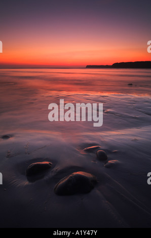 Einen intensiven Sommer Sonnenuntergang im Kimmeridge Bay in Dorset Stockfoto