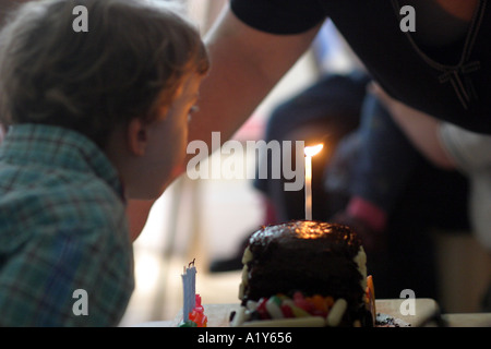 Lewis bläst die Kerzen auf seinen Kuchen Stockfoto