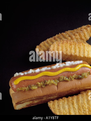 Hot Dog Senf Relish Zwiebel großen braten Gebratene Kartoffel-Kartoffel-Keil-Scheiben-Fast-food Stockfoto