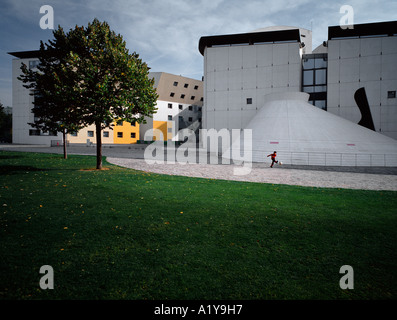 Jungen Fußball spielen, auf seine eigene, Parc De La Villette, Paris, Frankreich. Stockfoto