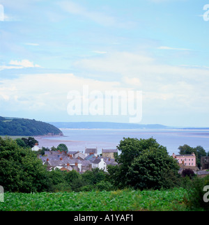 Ein Blick auf Laugharne, wo Dylan Thomas jahrelang auf der Taf-Mündung Carmarthenshire Wales UK KATHY DEWITT lebte Stockfoto