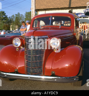 Red 1940s Chevrolet Oldtimer Vorderansicht und Grill Chrom Stoßstange bei einem Oldtimer-Club Treffen in Fort Erie Ontario Kanada KATHY DEWITT Stockfoto