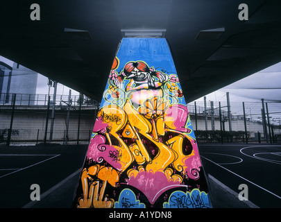 Graffiti auf Brücke Spalte, Courbevoie (Paris), Frankreich. Stockfoto