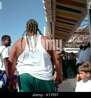 Große schwarze beleibten Mann von hinten mit geflochtenen Haar am Santa Monica Pier Los Angeles Kalifornien UNS KATHY DEWITT Stockfoto
