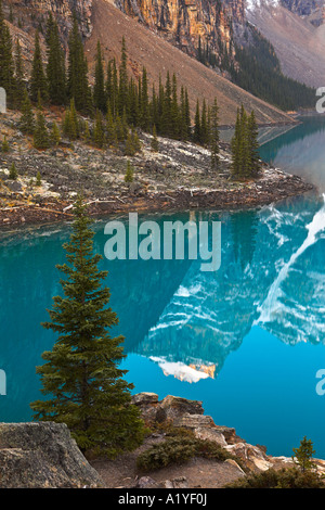Türkis Wasser des Moraine Lake, Alberta Banff Nationalpark, Kanadische Rockies Stockfoto