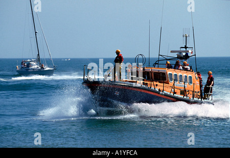 RNLI-Rettungsboot mit Geschwindigkeit Llandudno Nord-Wales Stockfoto