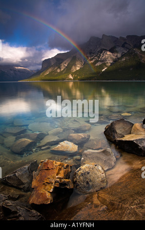 Regenbogen über Lake Minnewanka, Banff Nationalpark, Alberta, Kanada Stockfoto