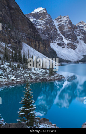 Blick über die schöne Moraine Lake im Banff National Park, Kanadische Rockies Stockfoto